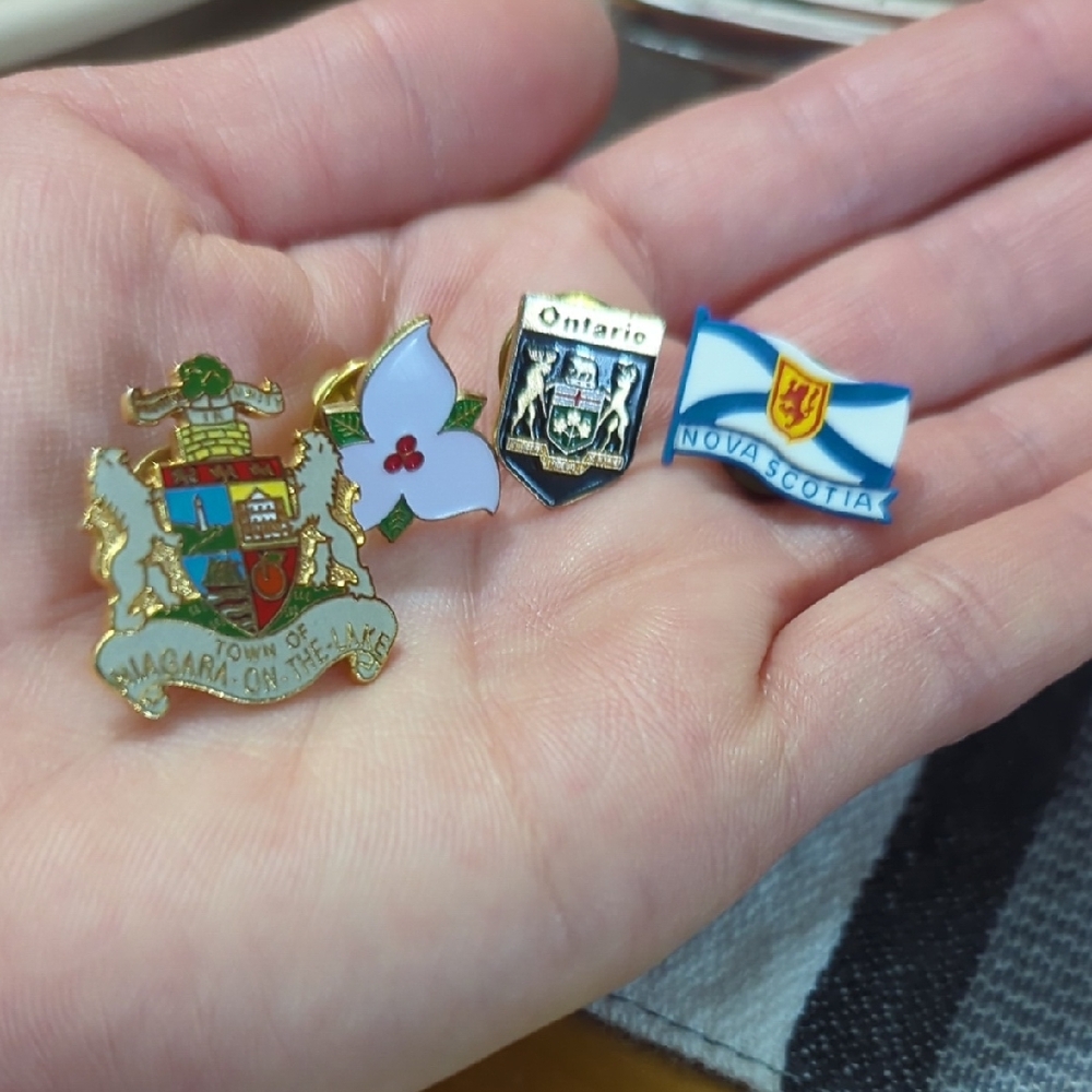6/$15 Set of 4 Canadian Province & Symbol Pins  Ontario, Nova Scotia, Trillium - Picture 10 of 10